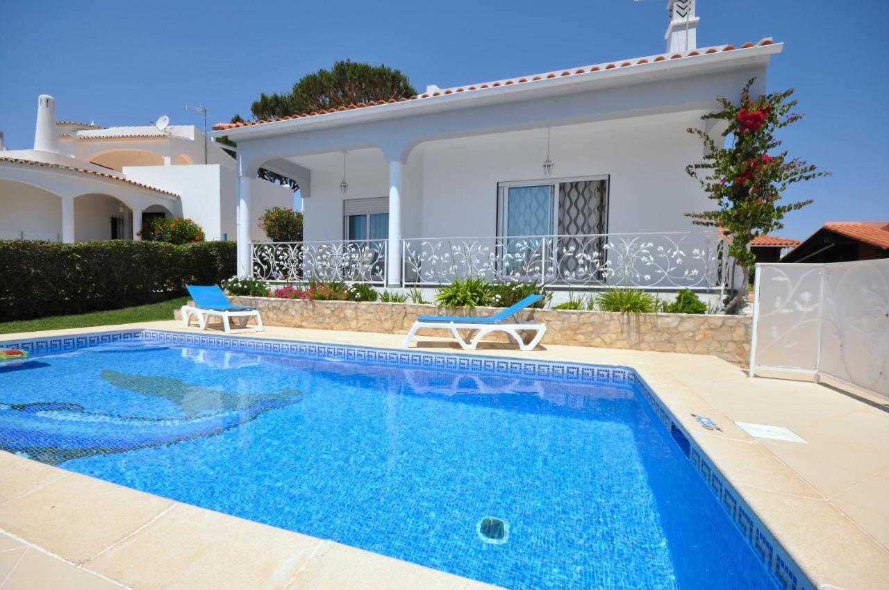 Well-Appointed Villa Is Situated In The Popular Resort Of Vilamoura Quarteira Exterior foto