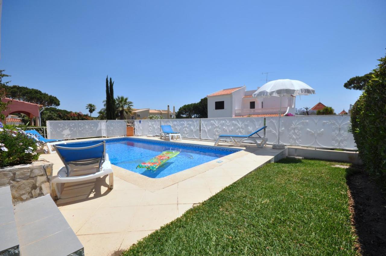 Well-Appointed Villa Is Situated In The Popular Resort Of Vilamoura Quarteira Exterior foto